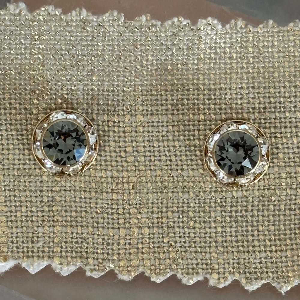 Stunning grey crystal & rhinestone earrings with gold tone setting
NEVER WORN